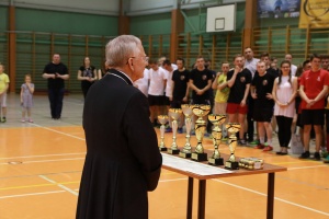 arcybiskup jędraszewski nagradza zwycięzców turnieju piłkarskiego 